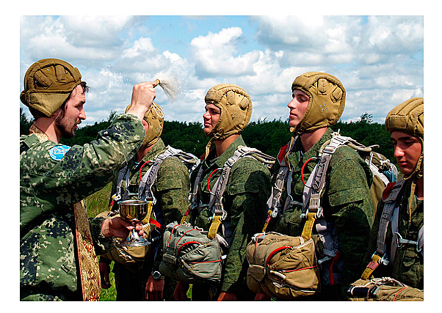 A military priest blesses Russian paratroopers 