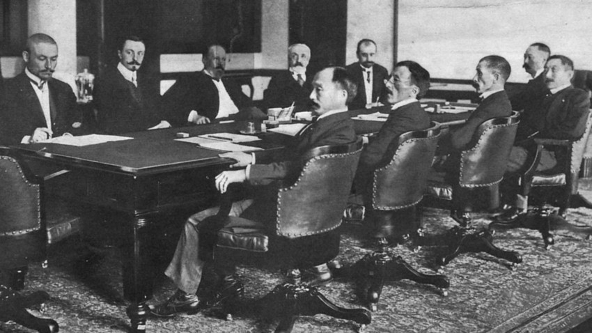
Delegaciji na portsmouthskih pogajanjih: ruska (na oddaljeni strani mize) Korostovec, Nabokov, Witte, Rosen in Plançon, ter japonska (na bližnji strani mize) Adači, Očiaj, Komura, Takahira in Sato