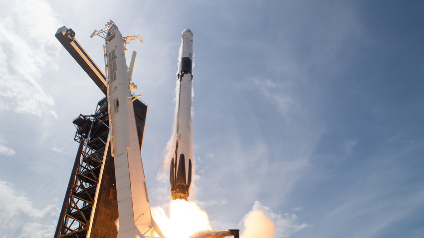 Ракета SpaceX Falcon 9 са астронаутима Робертом Бенкеном и Дагласом Хeрлијем у свемирском броду Crew Dragon 
