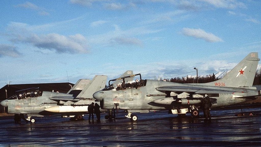 Dva zrakoplova Vought EA-7L "Corsair" II iz eskadrile za elektroničko ratovanje VAQ-34 tijekom Sjevernopacifičkih vježbi 3. flote SAD-a (NORPACEX) 1987. godine.