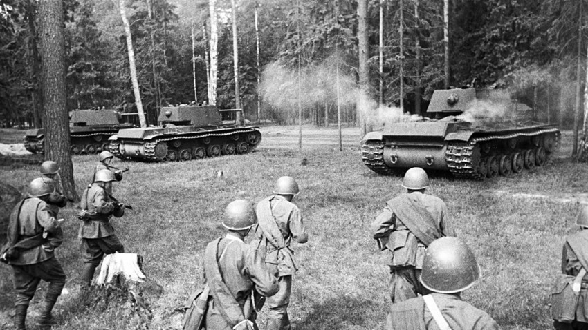 Sovjetski teški tenkovi KV-1 zauzimaju položaj za napad.


