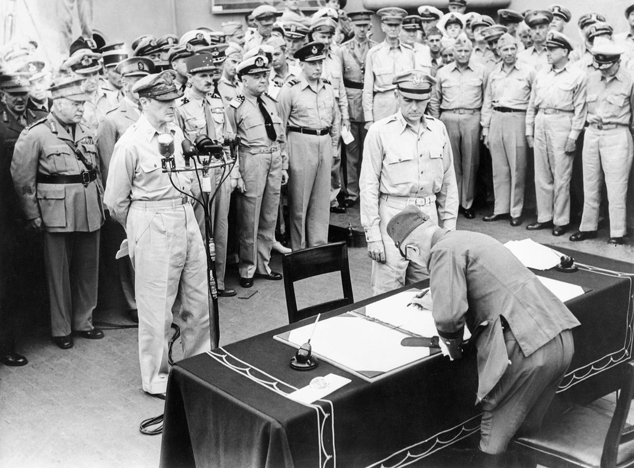 Подписание акта о капитуляции Японии 2 сентября 1945 года. 
