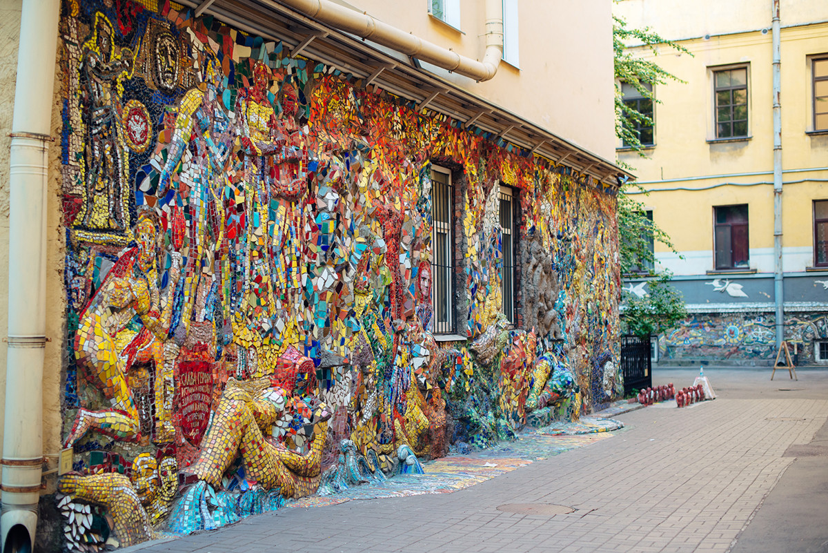 Део мозаика са барељефима у дворишту зграде, аутор Владимир Лубенко.