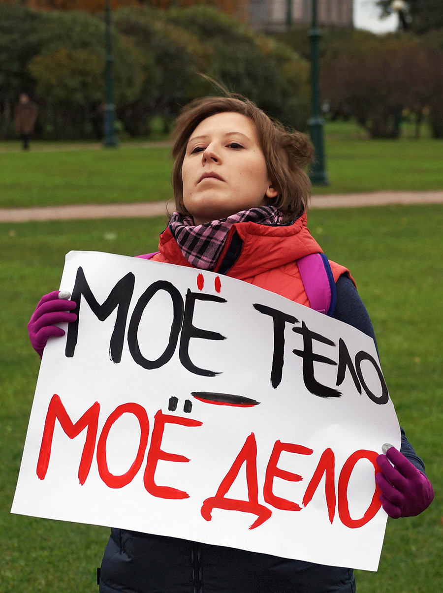 Protesto de feministas e ativistas de esquerda em defesa do direito ao aborto. No cartaz lê-se 
