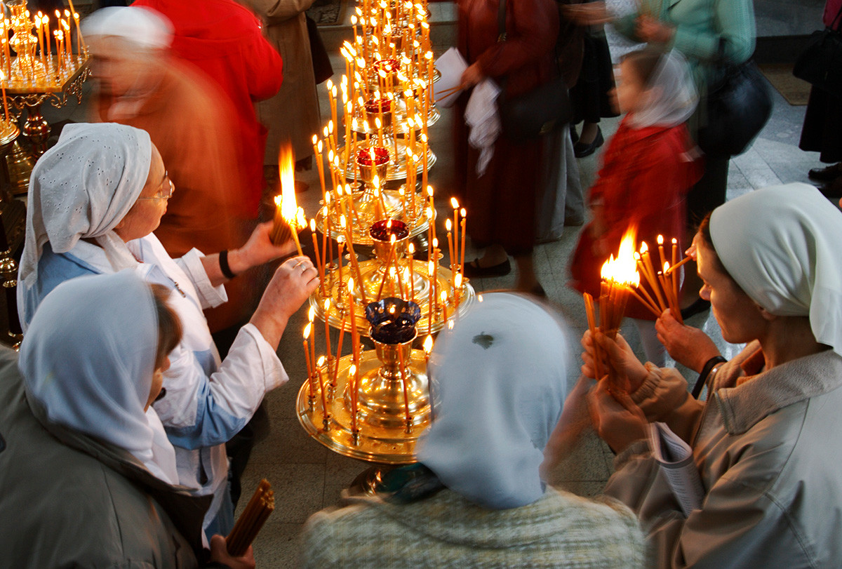 Ativistas ortodoxos acendem velas aos não nascidos durante cerimônia do Dia das Crianças na Rússia