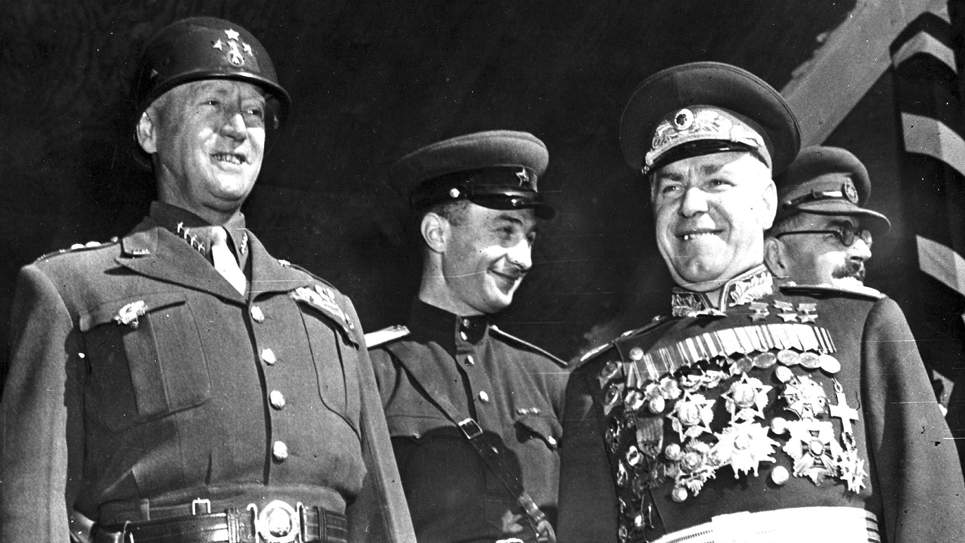 Американският военен командир генерал Джордж С. Патън (1885 - 1945) и руският маршал Георги Жуков (1896 - 1974) (отпред вдясно) преглеждат войските на парада, за да отпразнуват победата на Съюзниците над Япония. Берлин, Германия, 7 септември 1945 г.
