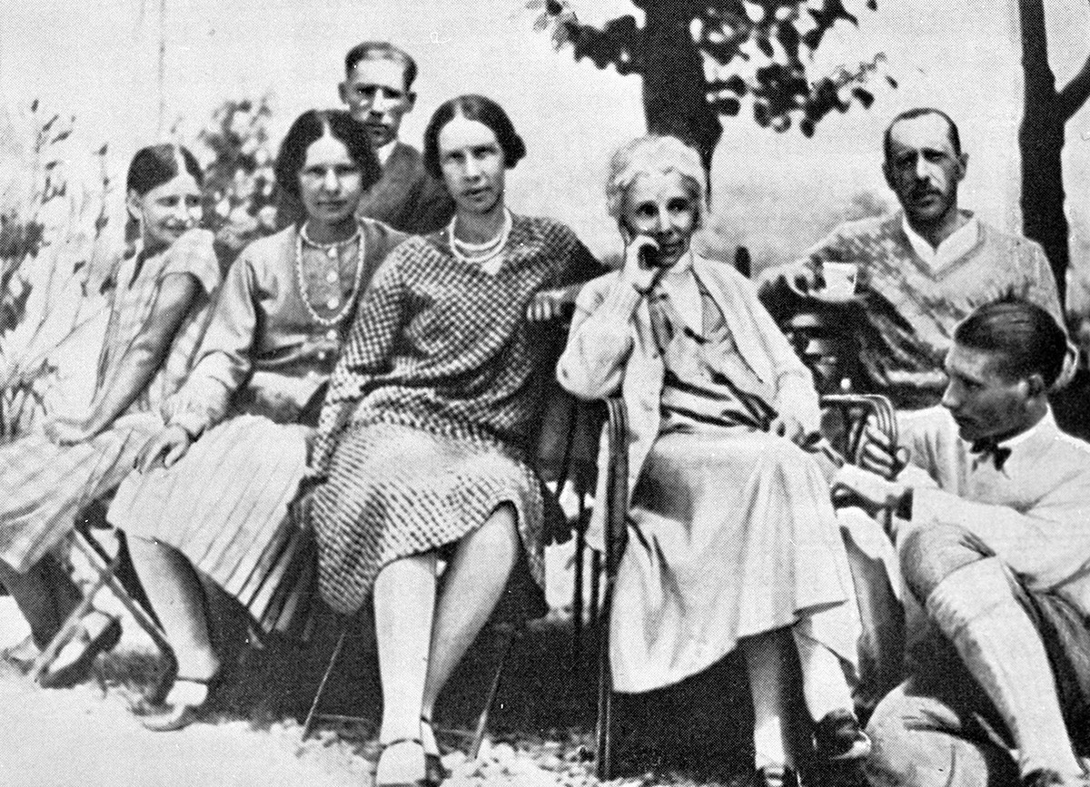 Igor Stravinski (v ozadju) z družino v Švici, 1929