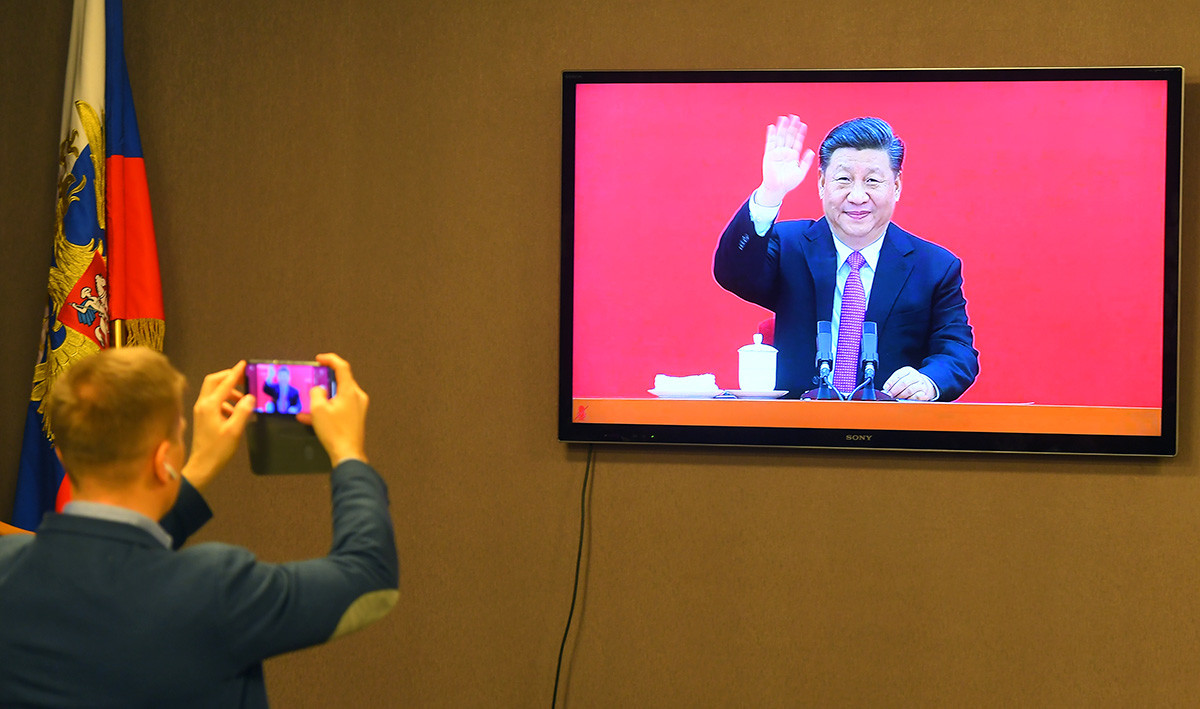 Ceremônia televisionada entre o presidente russo Vladímir Putin e seu par chinês, Xi Jinping.