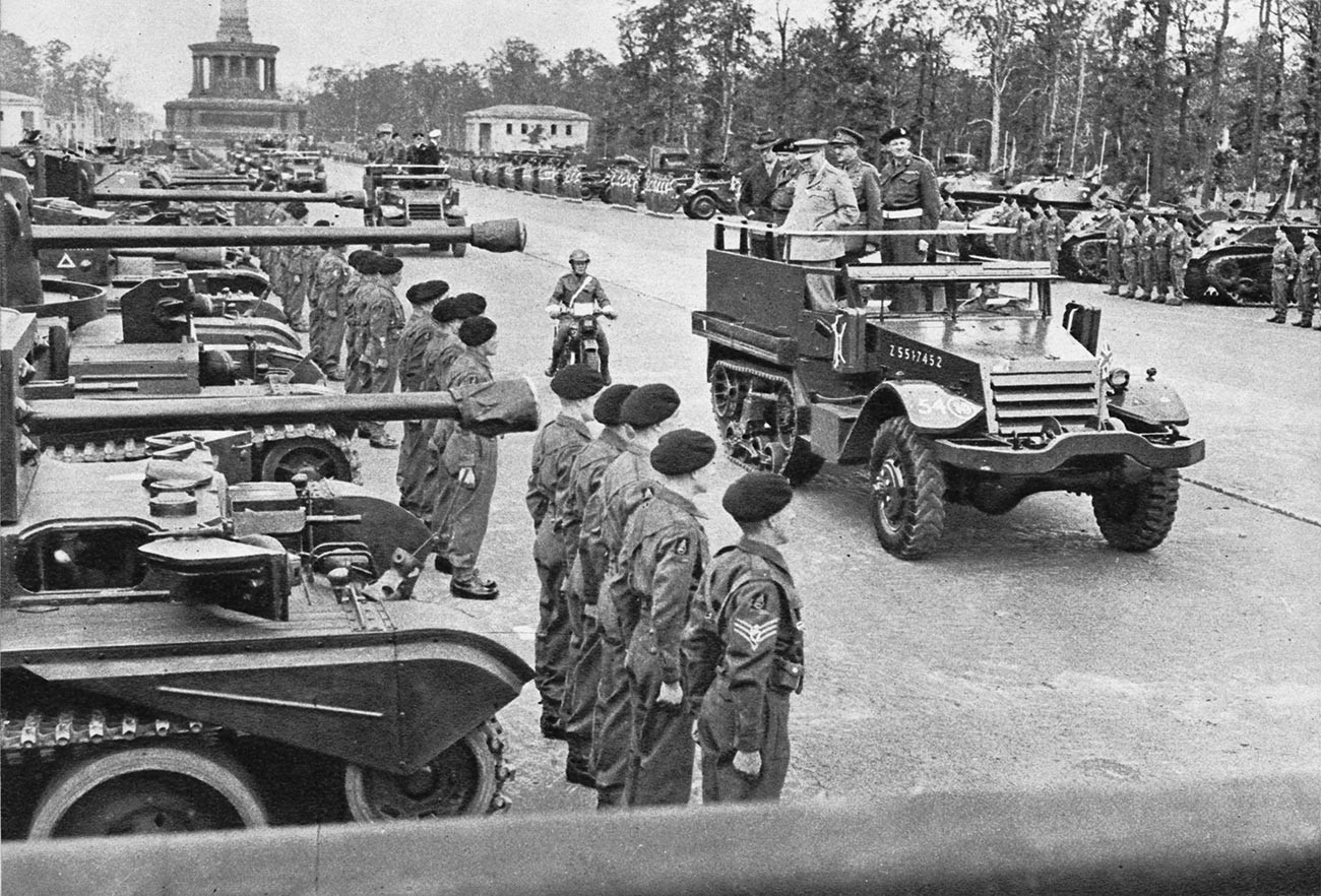 Die britische Siegesparade in Berlin im Juli 1945
