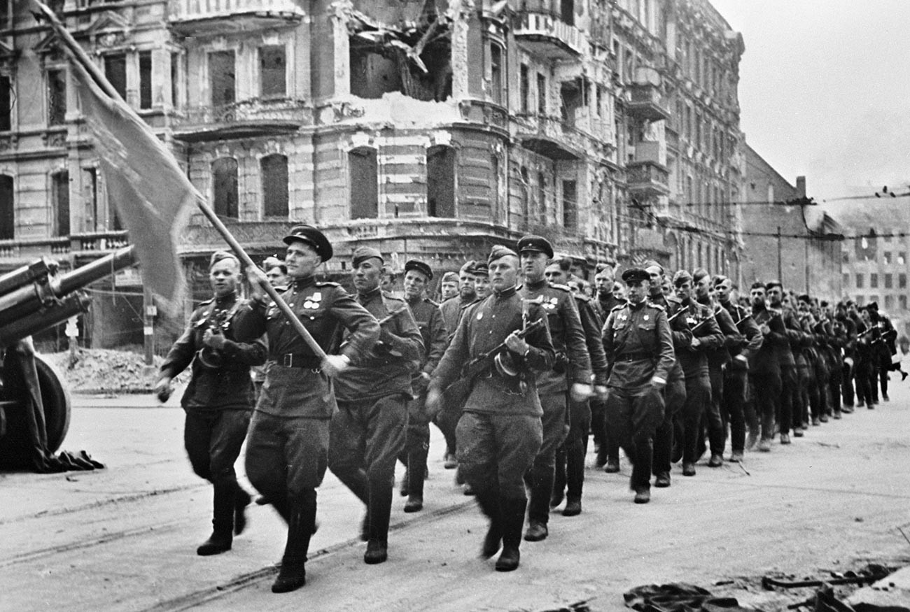 Sowjetische Truppen auf der Parade am 7. September