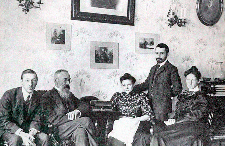 L-R: Igor Strawinsky, Rimski-Korsakow, seine Tochter Nadeschda Rimskaja-Korsakowa, Maximilian Steinberg und Jekaterina Gawrilowna Strawinskaja, die erste Frau von Strawinsky, 1908.