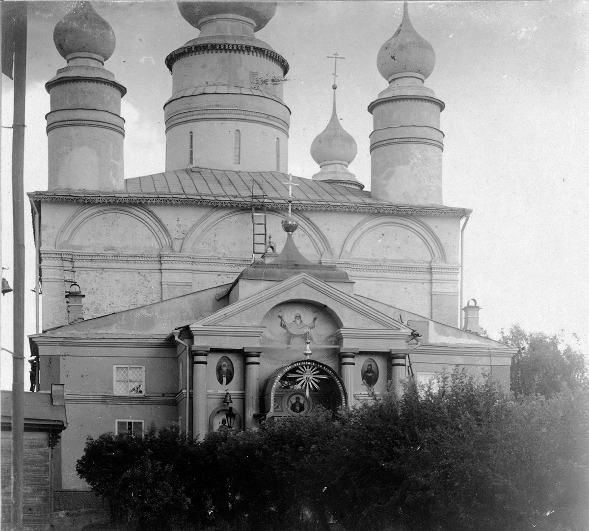 Cathedral of Sts. Boris & Gleb, west view. The flanking decorative wooden cupolas were placed on the roof in 1836 and removed in 1925 by the architect and preservation specialist Piotr Baranovsky. Summer 1911
