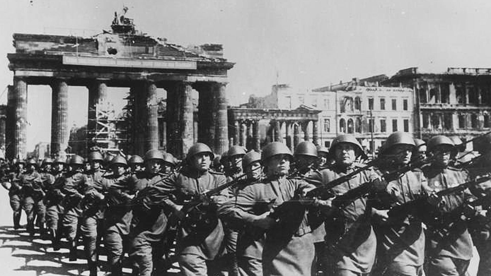 Troupes soviétiques durant le défilé à Berlin