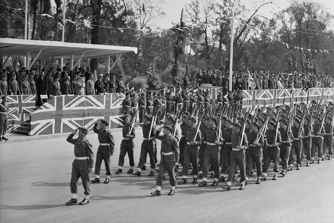 Primeiro-ministro britânico Churchill analisa as tropas desfilando na parada da vitória encenada em Berlim, em 21 de julho de 1945