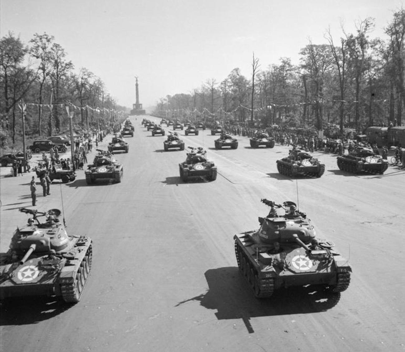 Tanques americanos M24 durante el desfile, el 7 de septiembre.


