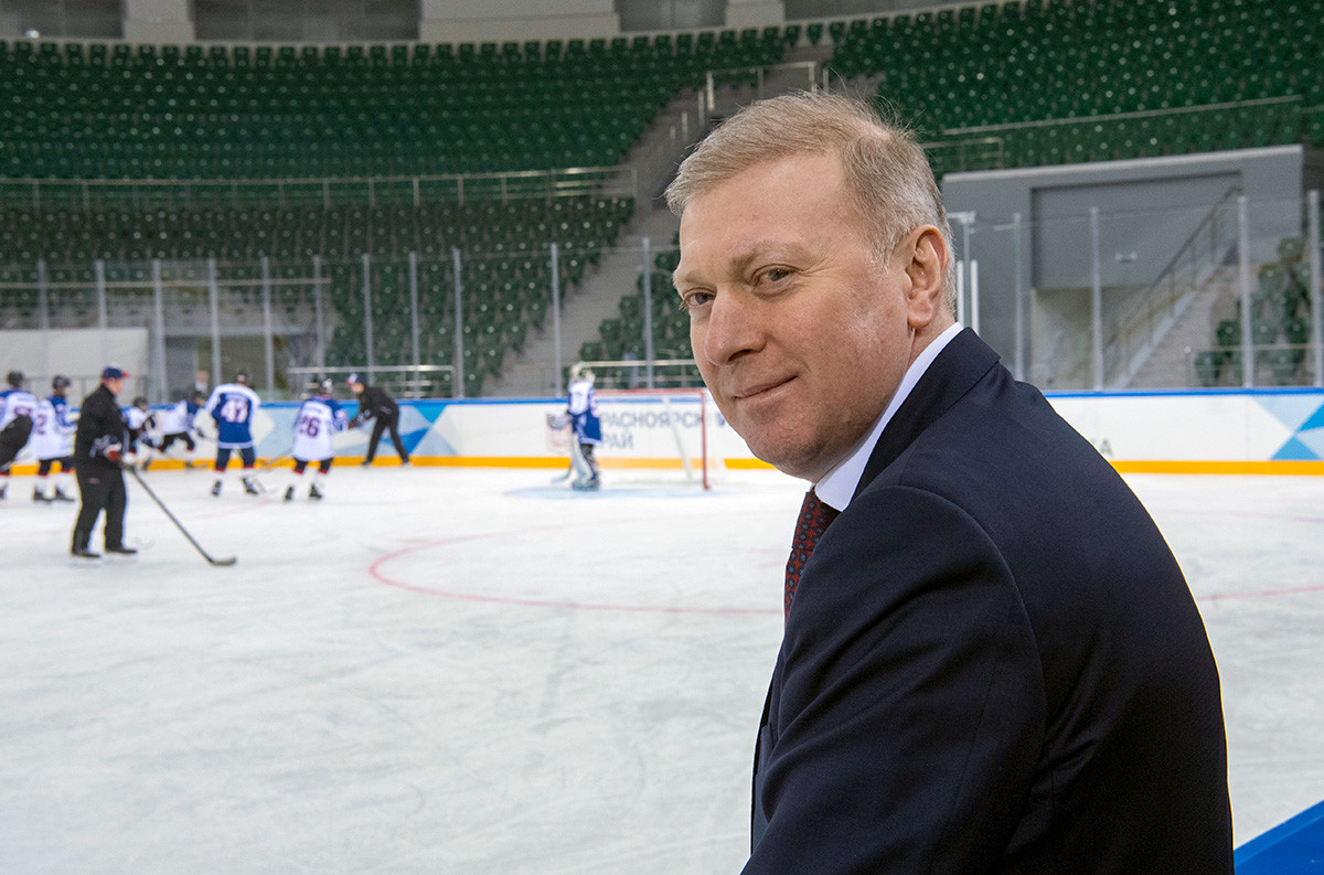 Председател на борда на руската компания Platinum Муса Бажаев посещава красноярския комплекс за спортове на лед и забавления  „Платина Арена“.