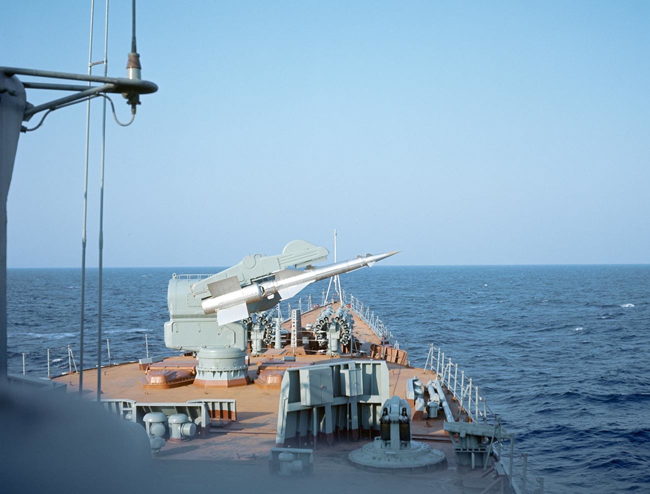 Маневри „Океан“, највећа војна вежба у историји Ратне морнарице СССР-а. Противваздухопловне ракете противподморничког брода на старту. 14. април – 8. мај 1970.