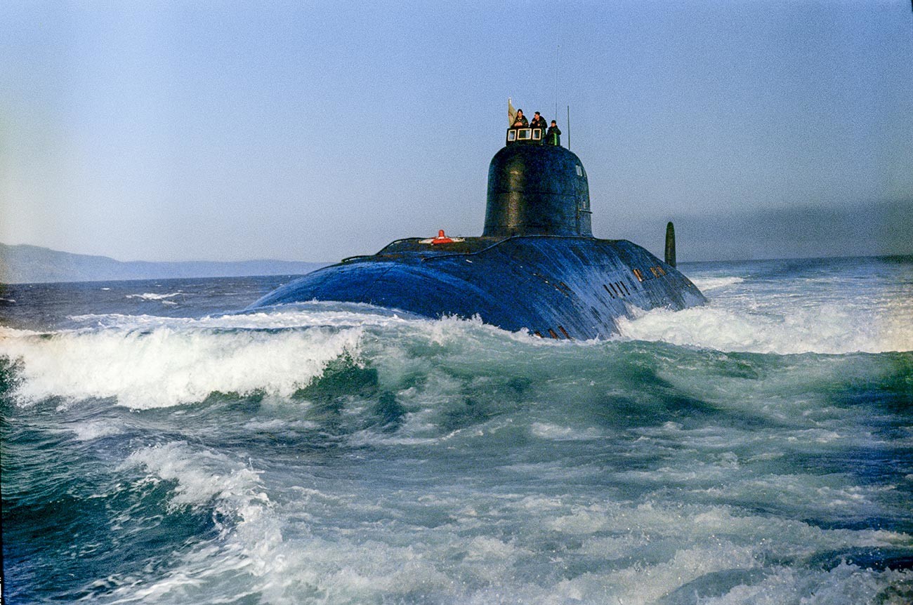 Ратна морнарица Оружаних снага Совјетског Савеза. Нуклеарна подморница „50 година СССР-а“ креће на задатак. Ово је совјетска нуклеарна подморница друге генерације пројекта 671 „Јорш“.