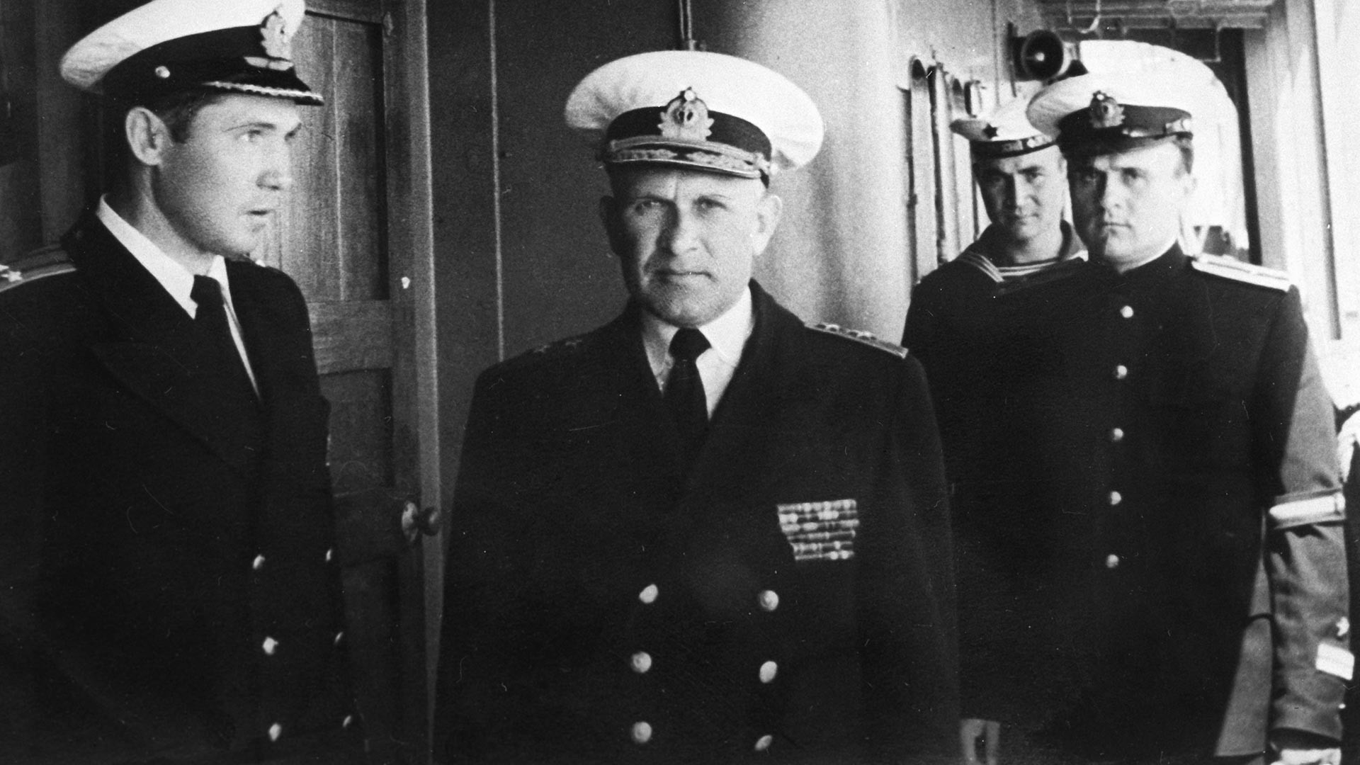 Адмирал Сергей Горшков (в центре) среди моряков Дунайской военной флотилии.