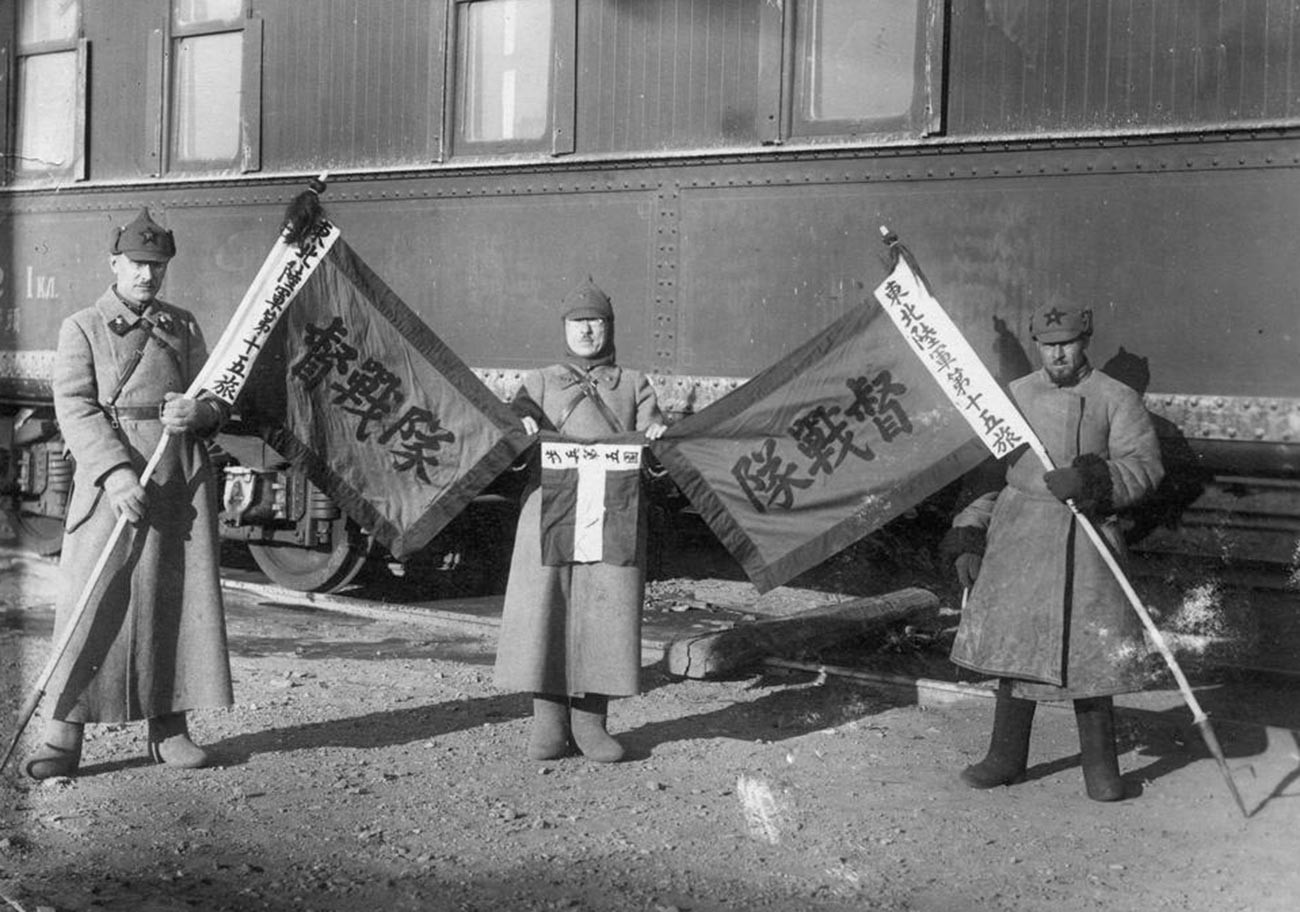 Des soldats soviétiques avec des drapeaux du Parti nationaliste chinois  Kuomintang capturés