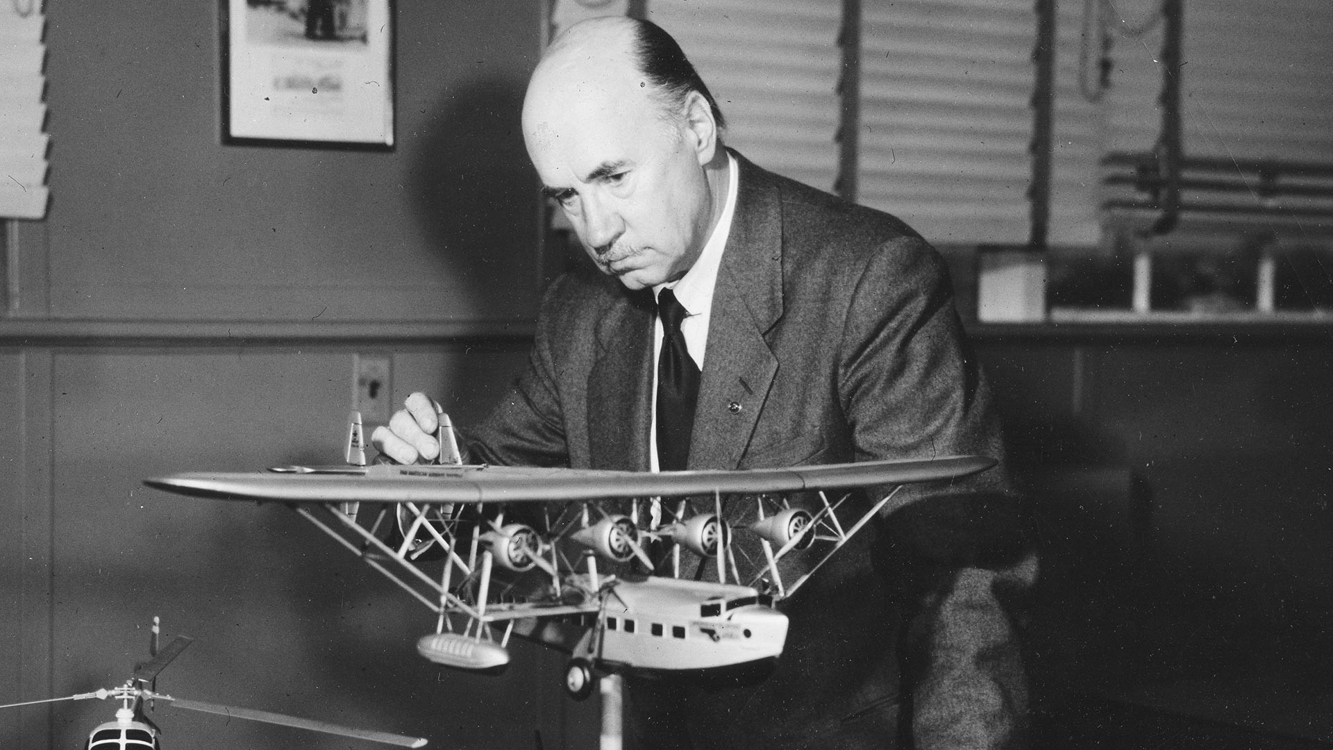 Игор И. Сикорски са макетом вишемоторног авиона, средина 1950-их.