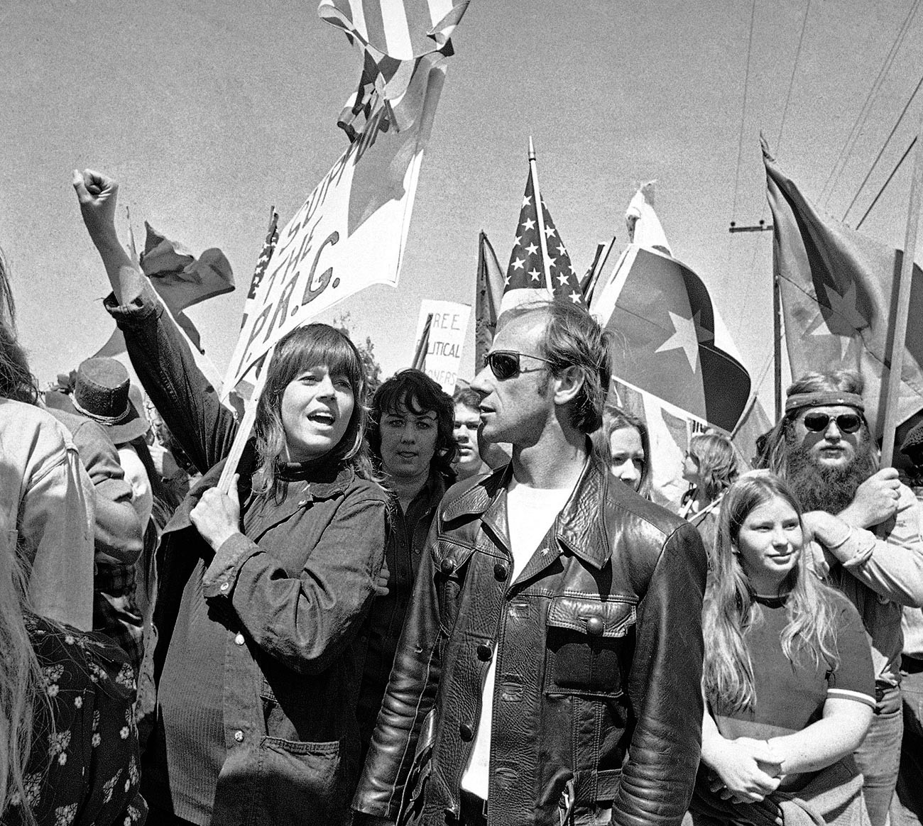 La actriz Jane Fonda en una manifestación contra de la guerra y contra la visita del presidente de Vietnam del Sur, Nguyen Van Thieu. San Clemente, California, 2 de abril de 1973.
