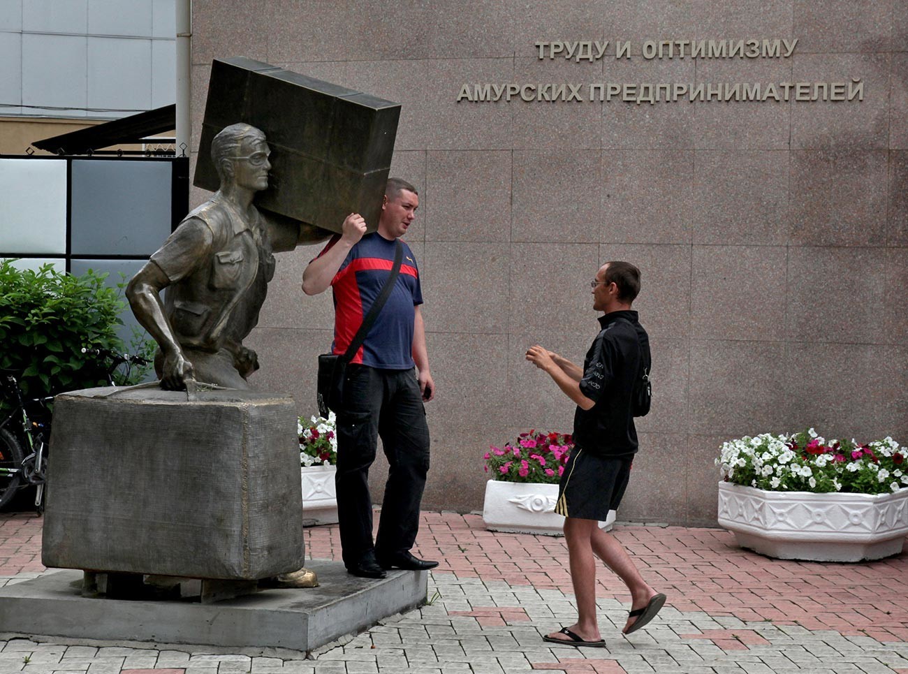 Monumento a sacoleiro em Blagoveschensk, Extremo Oriente russo.