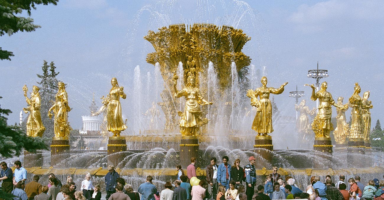 Московљани испред фонтане „Пријатељство народа“.