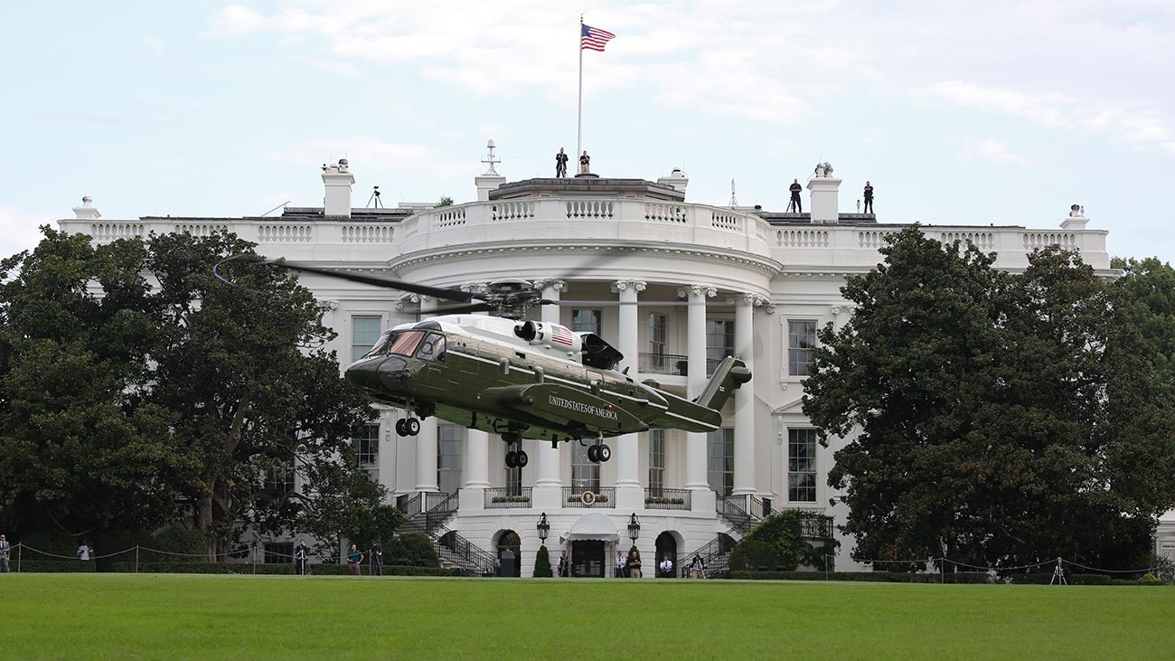 Probni helikopter VH-92A testira slijetanje i polijetanje na južnom travnjaku Bijele kuće u rujnu 2018.
