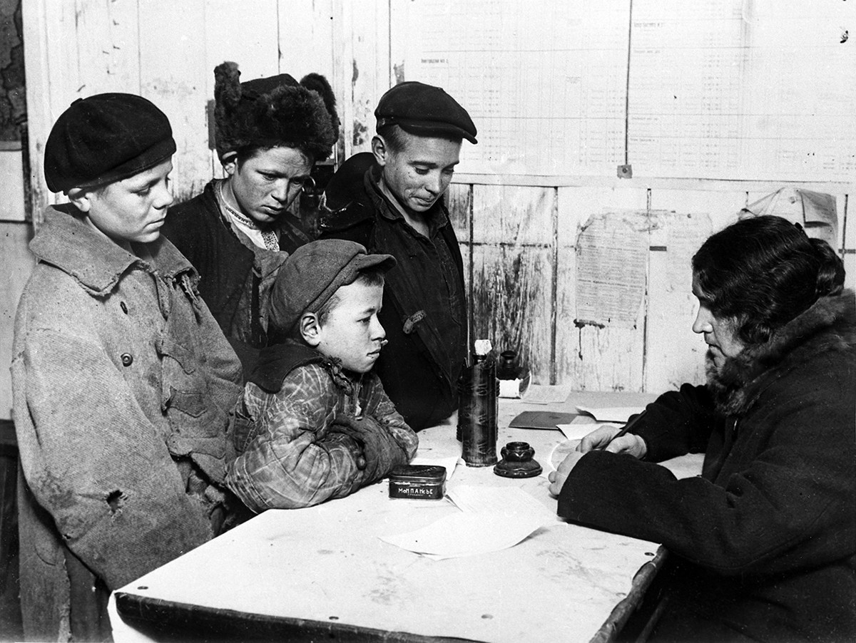 Prijava brezdomnih otrok v šolskem dežurnem kabinetu s pomočjo uslužbenca moskovskega oddelka za javno šolstvo. Leto 1928.