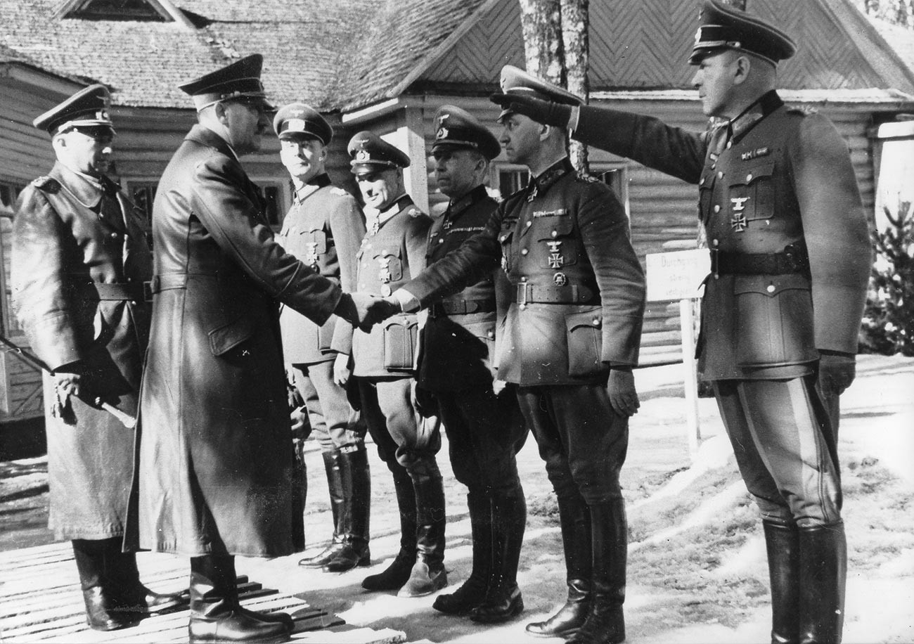 総統大本営ベーレンヘーレを訪れるアドルフ・ヒトラー