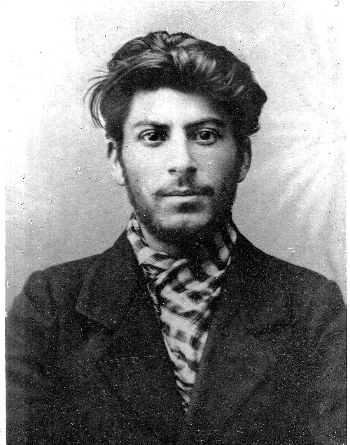 Stalin da giovane, in una foto scattata nel 1902