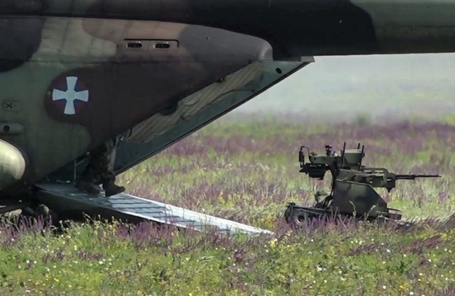 Ми-17В-5 и борбени робот 