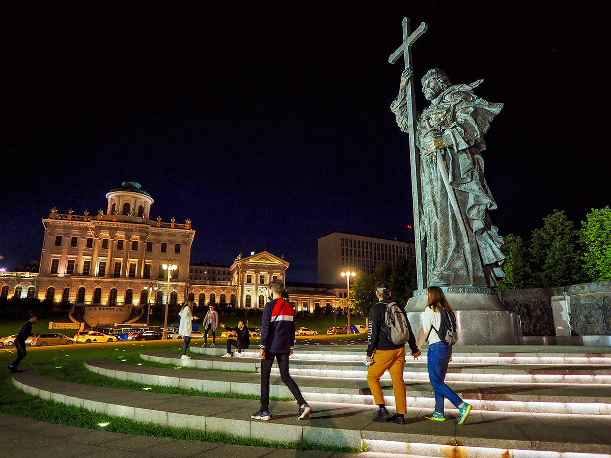 Il monumento al Principe Vladimir; sullo sfondo, Casa Pashkov