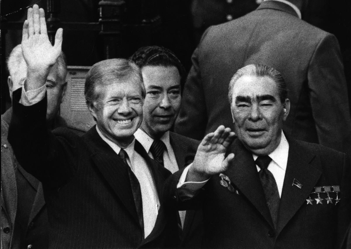 Em 1979, Víktor Sukhodrév (centro), com Jimmy Carter (esq.), e Leonid Brejnev (dir.). 