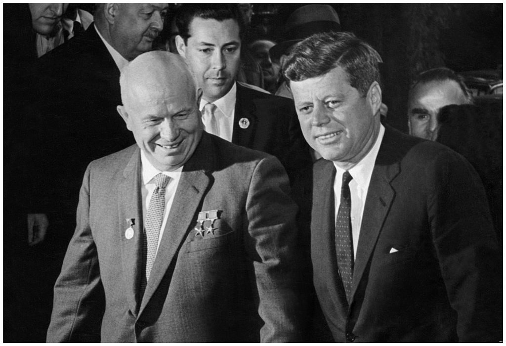 Khruschov (esq.), Sukhodrév (meio) e Kennedy (dir.).