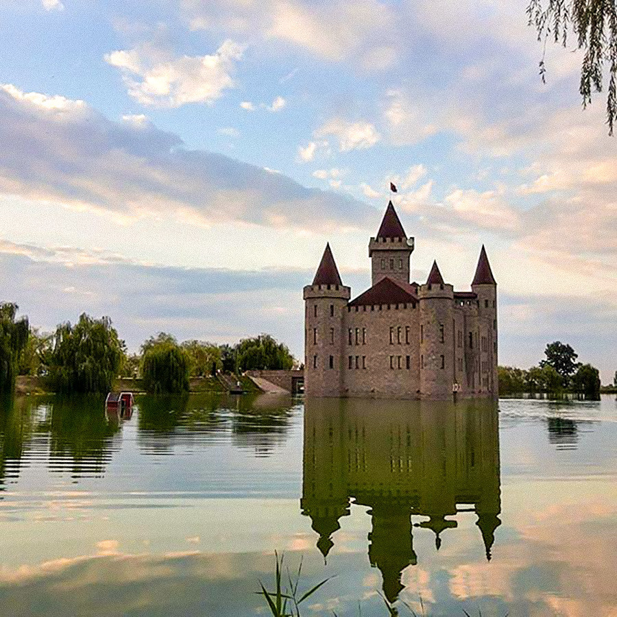 Замок на воде шато