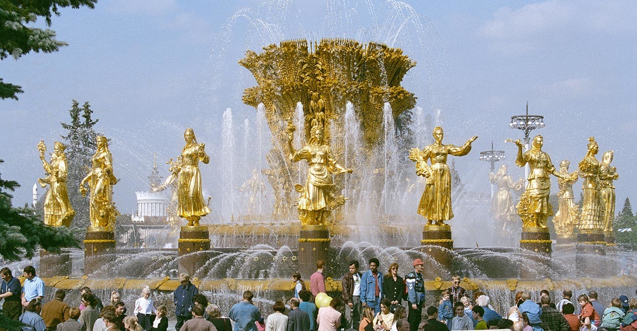 Moskovčani pred fontano Prijateljstvo narodov