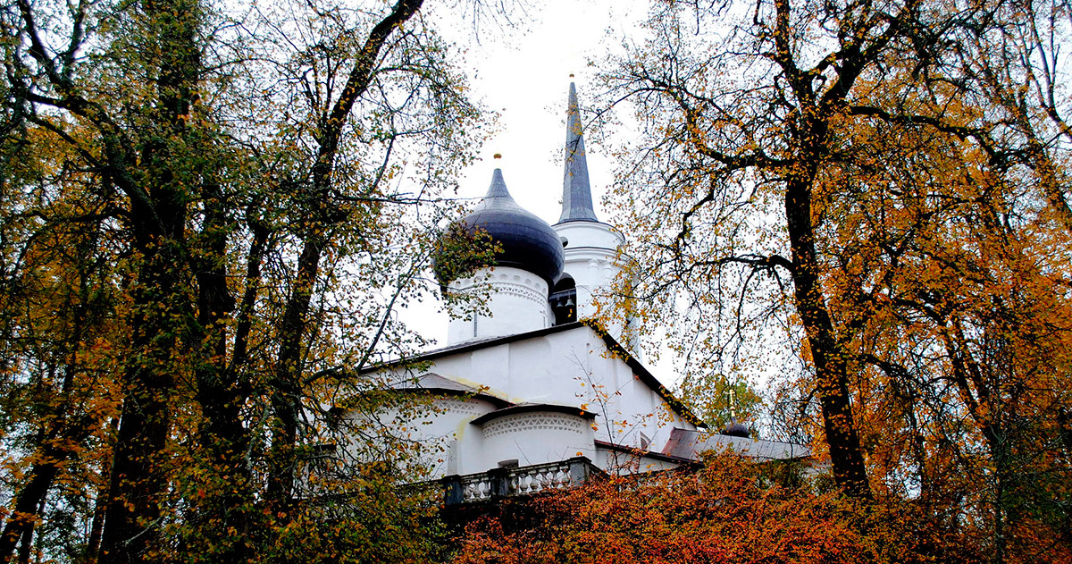 Il Monastero Svjatogorskij, dove è sepolto il poeta