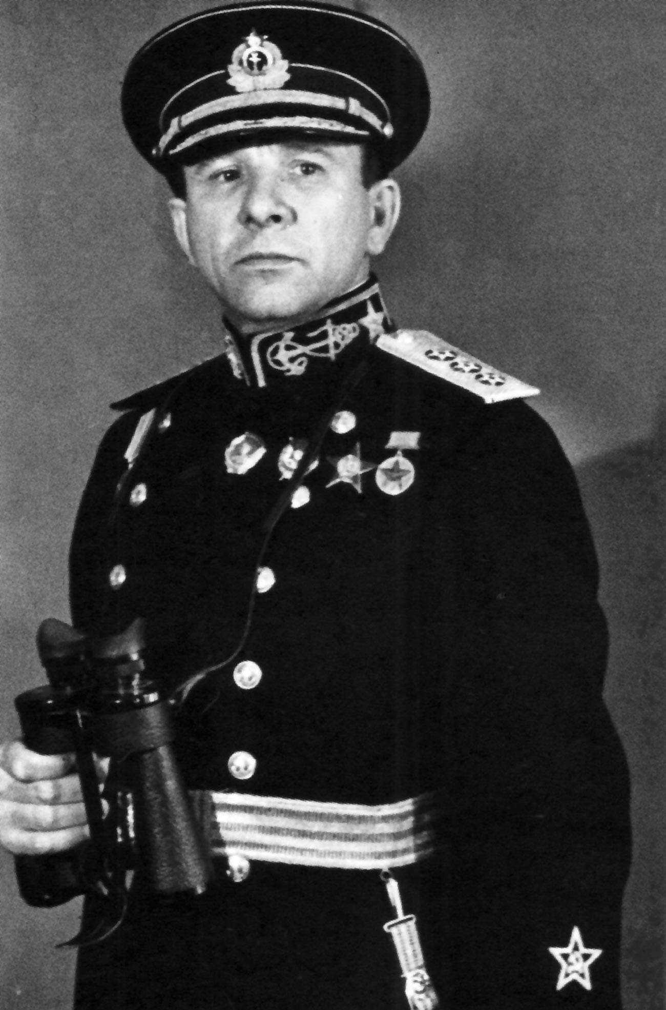 O comandante naval Vladímir Filíppovitch Tributs (1900-1977), que liderou a evacuação de Tallinn.