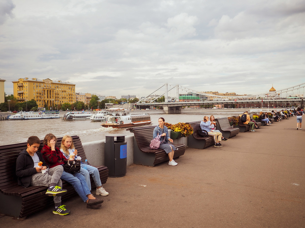 Отдыхающие на Пушкинской набережной