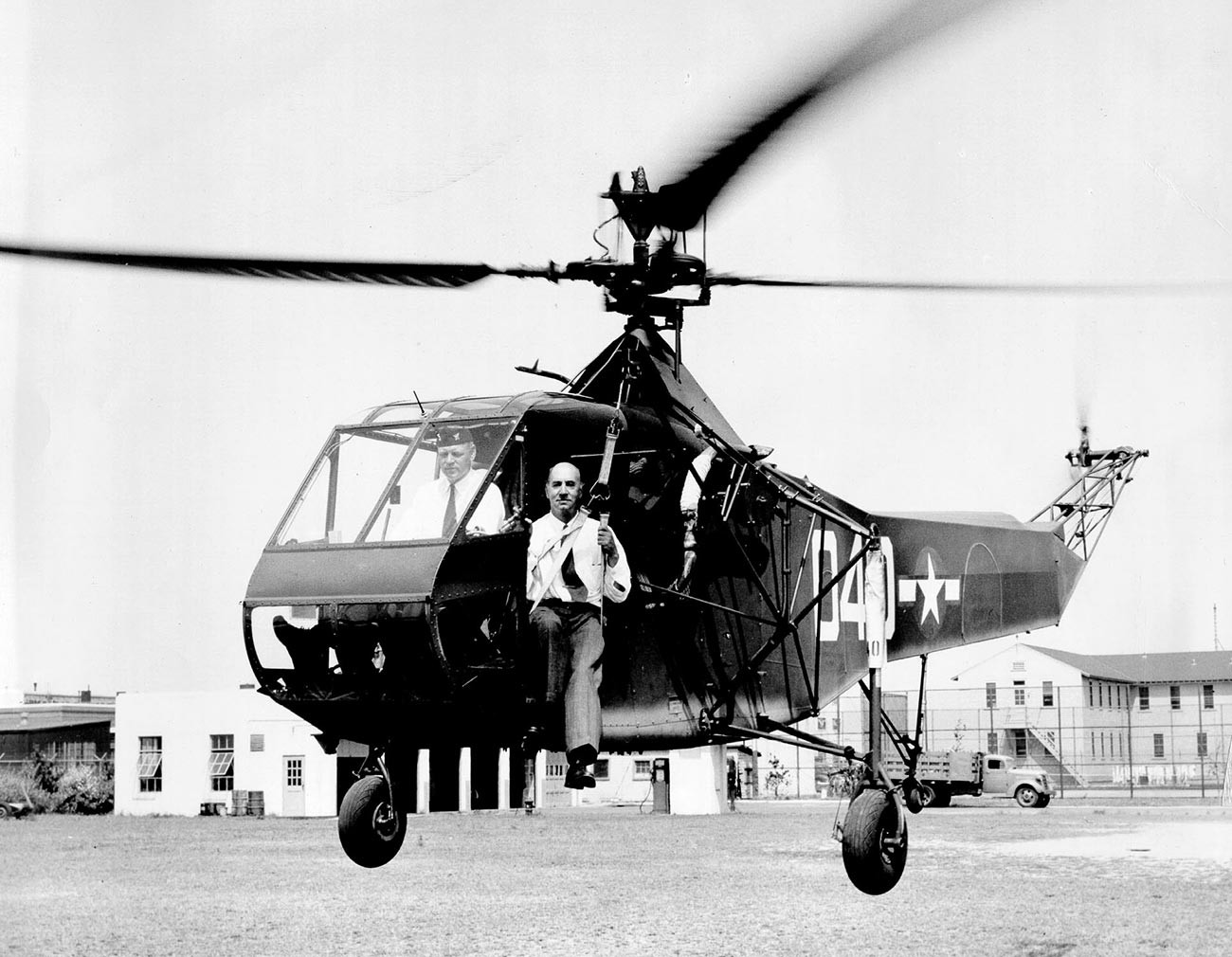 Poveljnik ameriške obalne straže Frank A. Erickson in Igor Sikorski v helikopterju Sikorsky HNS-1 C.G.