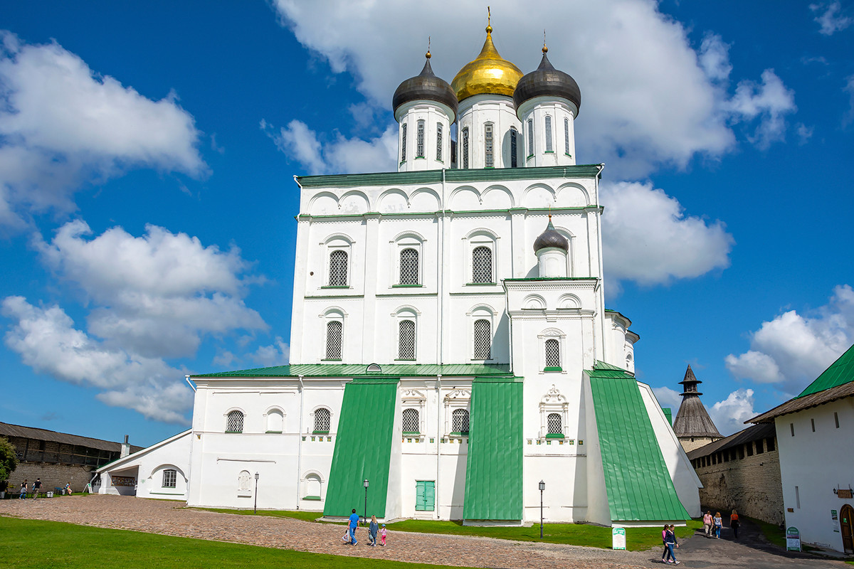 La Cattedrale della Trinità all'interno della cinta muraria del Cremlino di Pskov