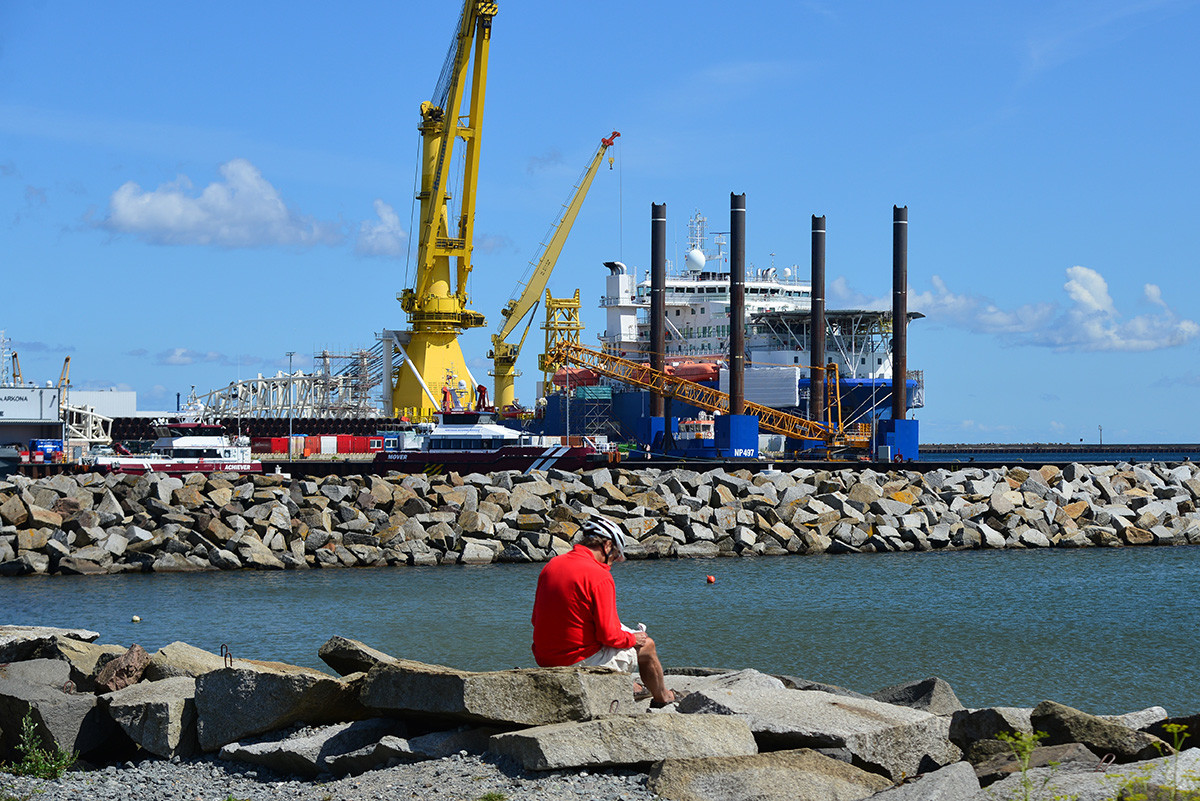 Рускиот брод „Академик Чарски“ за поставување на цевковод во германското пристаниште Мукран на островот Риген. Пристаништето Мукран е логистички центар на „Северен тек 2“, каде се чуваат цевките за изградба на нафтоводот. 