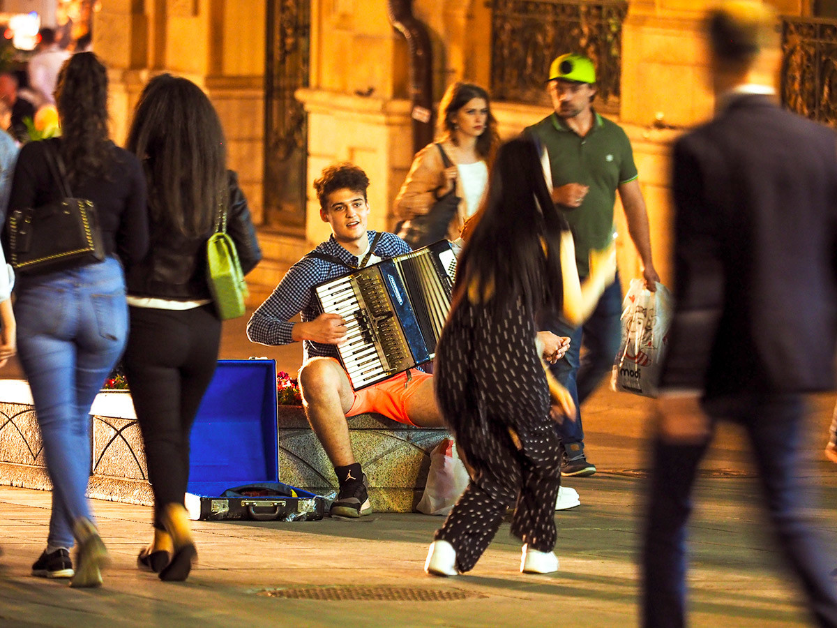 Nastop uličnih glasbenikov na ulici Kuzneckij most
