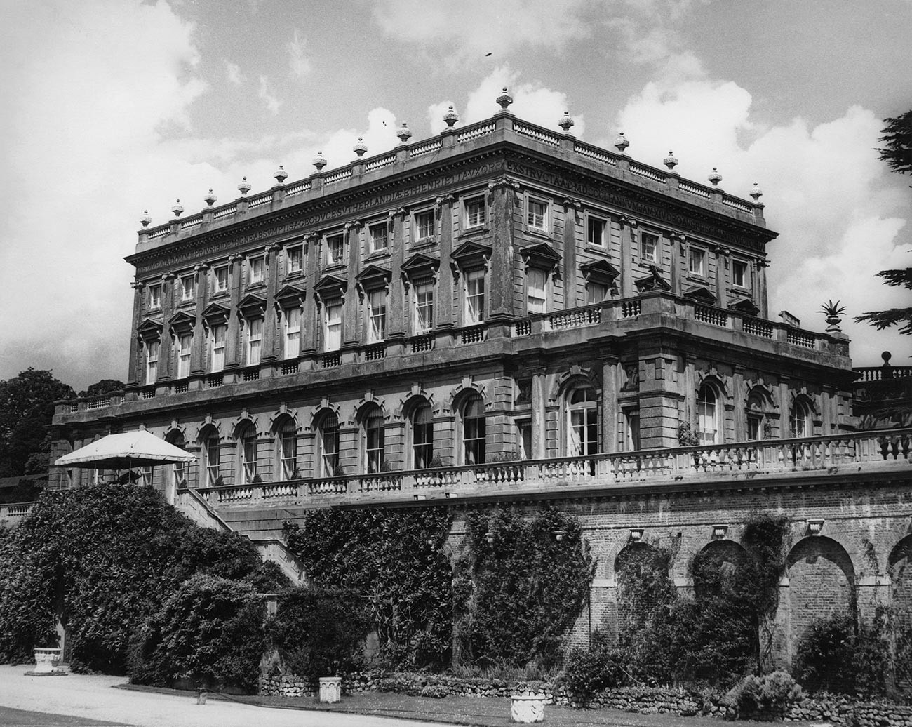 Кливден, вила лорда Астора у Бакингемширу, 28. јун 1963. Ту је на приватној забави Кристина Килер први пут представљена британском министру одбране Џону Профуму.