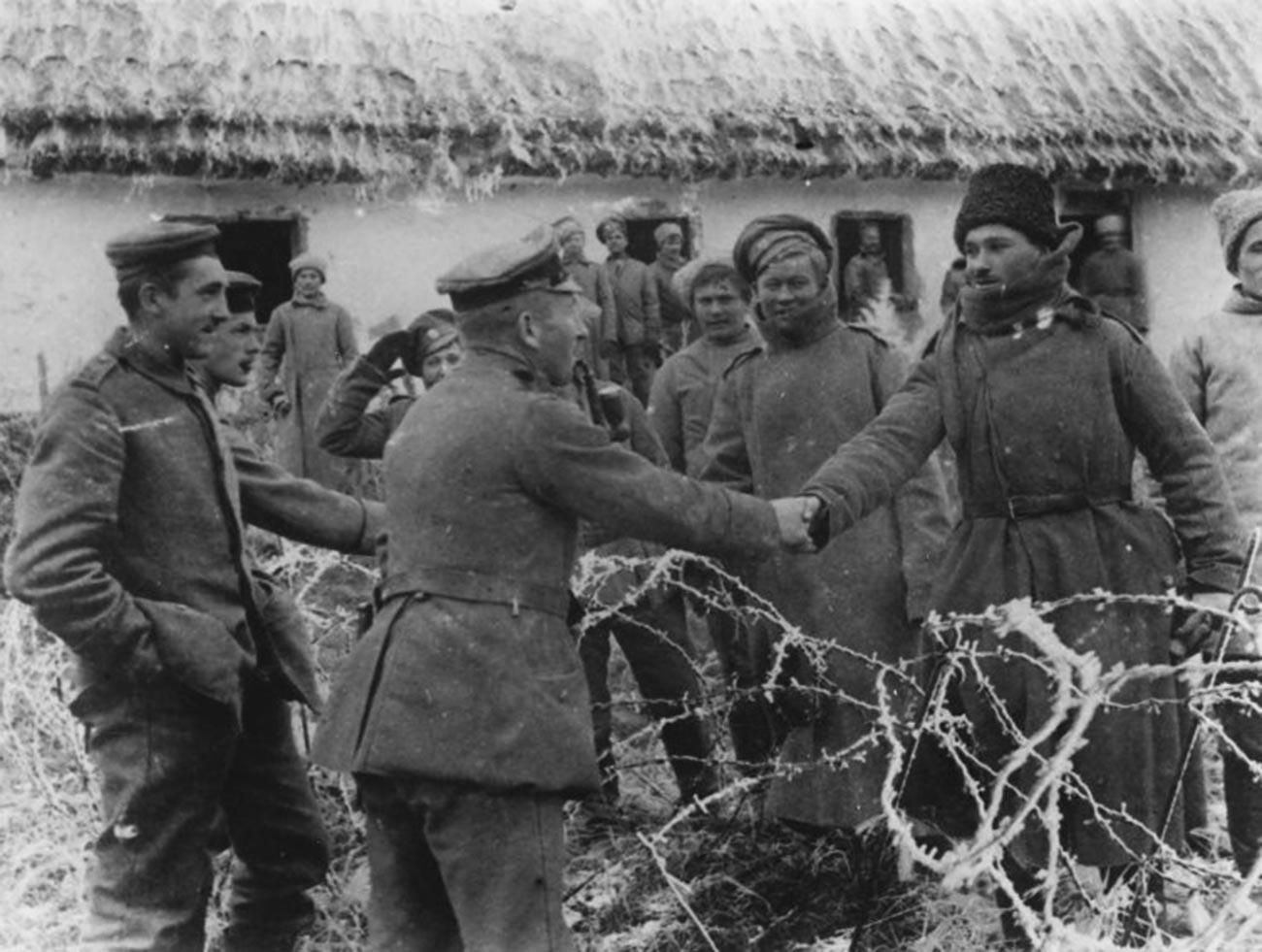 Руски и немачки војници се рукују.