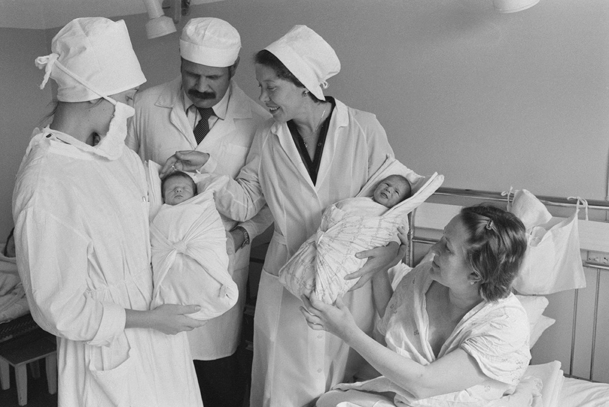Centro de pesquisas da Pan-União para saúde materno-infantil, na URSS. Moscou. 1° de setembro de 1986. O professor B. Leonov e a doutora E. Finoguenova com gêmeos próximo da cama da mãe.