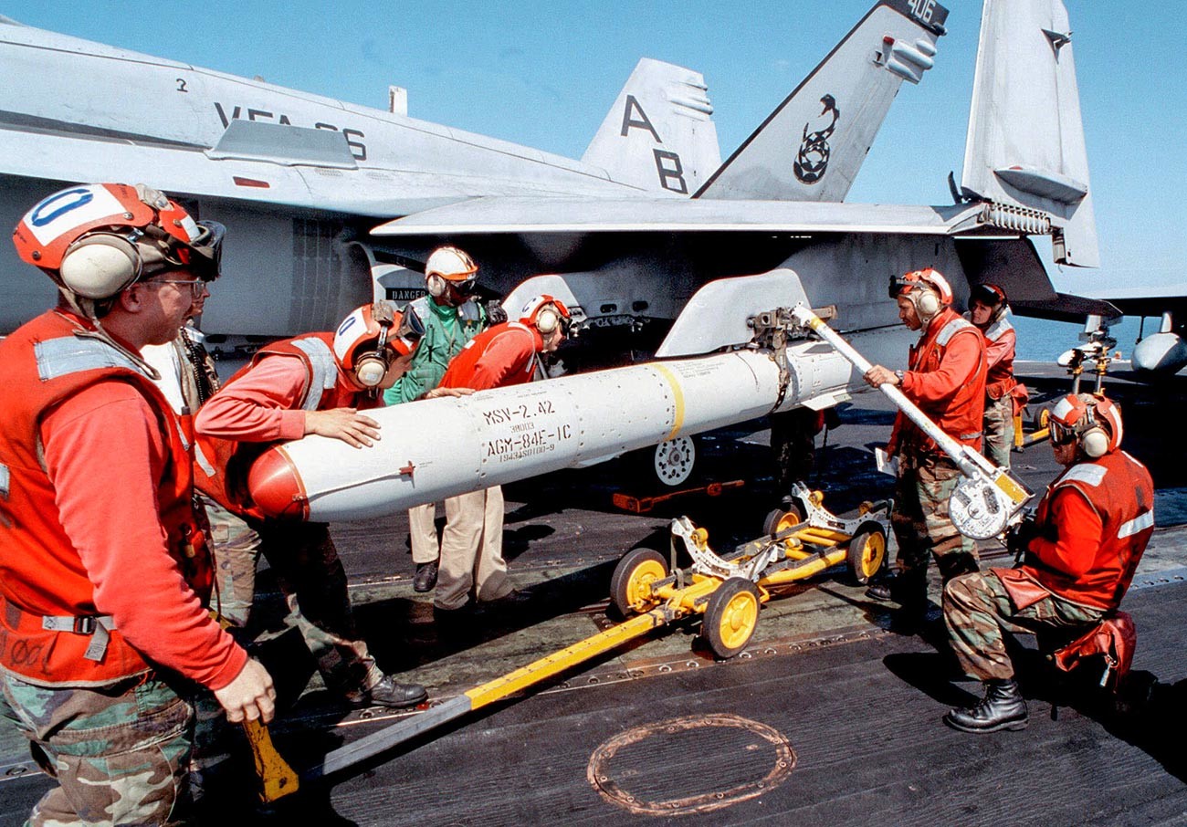 Крстарећа ракета SLAM (Supersonic Low Altitude Missile) на спољном носачу ракета испод крила америчког вишенаменског борбеног авиона F/A-18 Хорнет.
