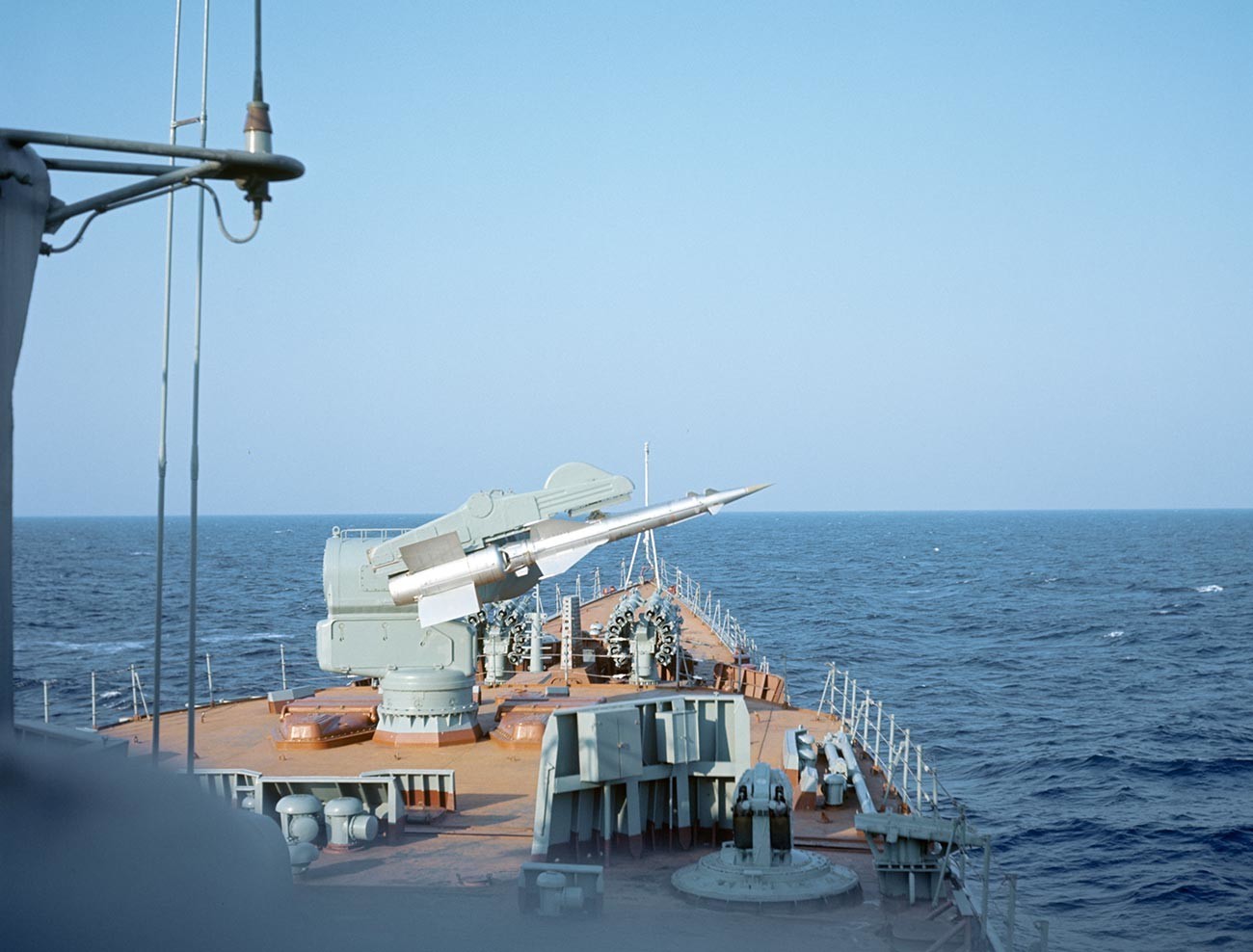 Montaje de un misil en la cubierta de un buque antisubmarino de la Flota del Norte que participó en las maniobras Okean-70.